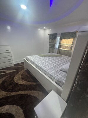 2 bedrooms, internet, bed sheets