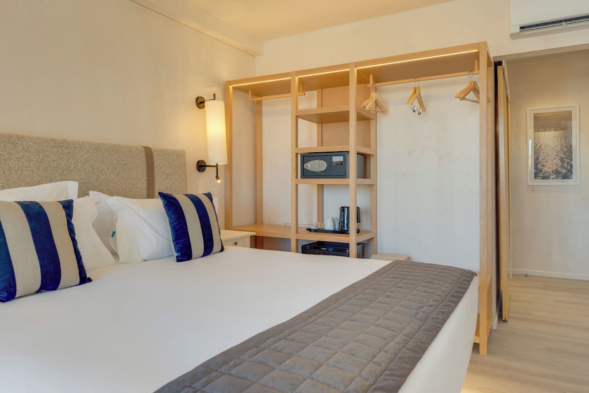 Habitación (Classic Eco Resort) | Caja de seguridad en la habitación, escritorio y wifi gratis