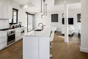 Private kitchen - Welcome to Your Modern Retreat in Old Fourth Ward | Rooftop, Fire Pit & Private Yard (Atlanta)