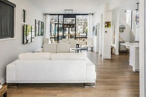 TV - Welcome to Your Modern Retreat in Old Fourth Ward | Rooftop, Fire Pit & Private Yard (Atlanta)