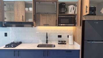 Refrigerador, microondas, cafetera/tetera, tetera/pava eléctrica