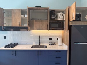 Refrigerador, microondas, cafetera/tetera, tetera/pava eléctrica