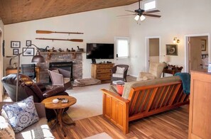 TV - Entire cottage in Hammondsport, New York (Hammondsport)