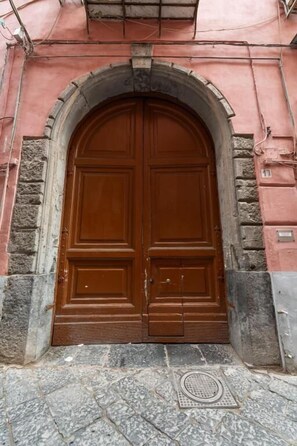 Exterior detail - 5 Santi Rooms (Naples)