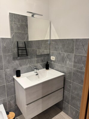 Classic Double Room | Bathroom - 5 Santi Rooms (Naples)