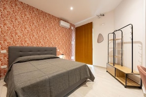 Basic Double Room | Free WiFi - 5 Santi Rooms (Naples)