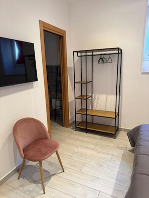 Standard Double Room | Living area - 5 Santi Rooms (Naples)