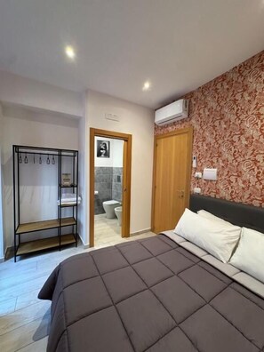 Basic Double Room | Free WiFi - 5 Santi Rooms (Naples)