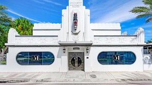 Um edifício branco com o número 31, uma entrada central e duas grandes janelas de cada lado.