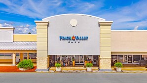 Exterior de um edifício com uma placa que diz 'Peach Valley Café'.