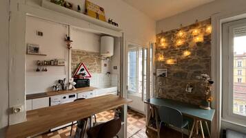 Een koelkast, een oven, een koffiezetapparaat/waterkoker