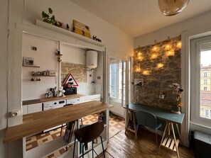 Een koelkast, een oven, een koffiezetapparaat/waterkoker