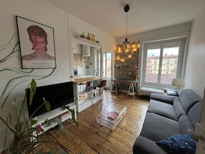 TV - Bright studio in Lyon, ideal for two people (Lyon)