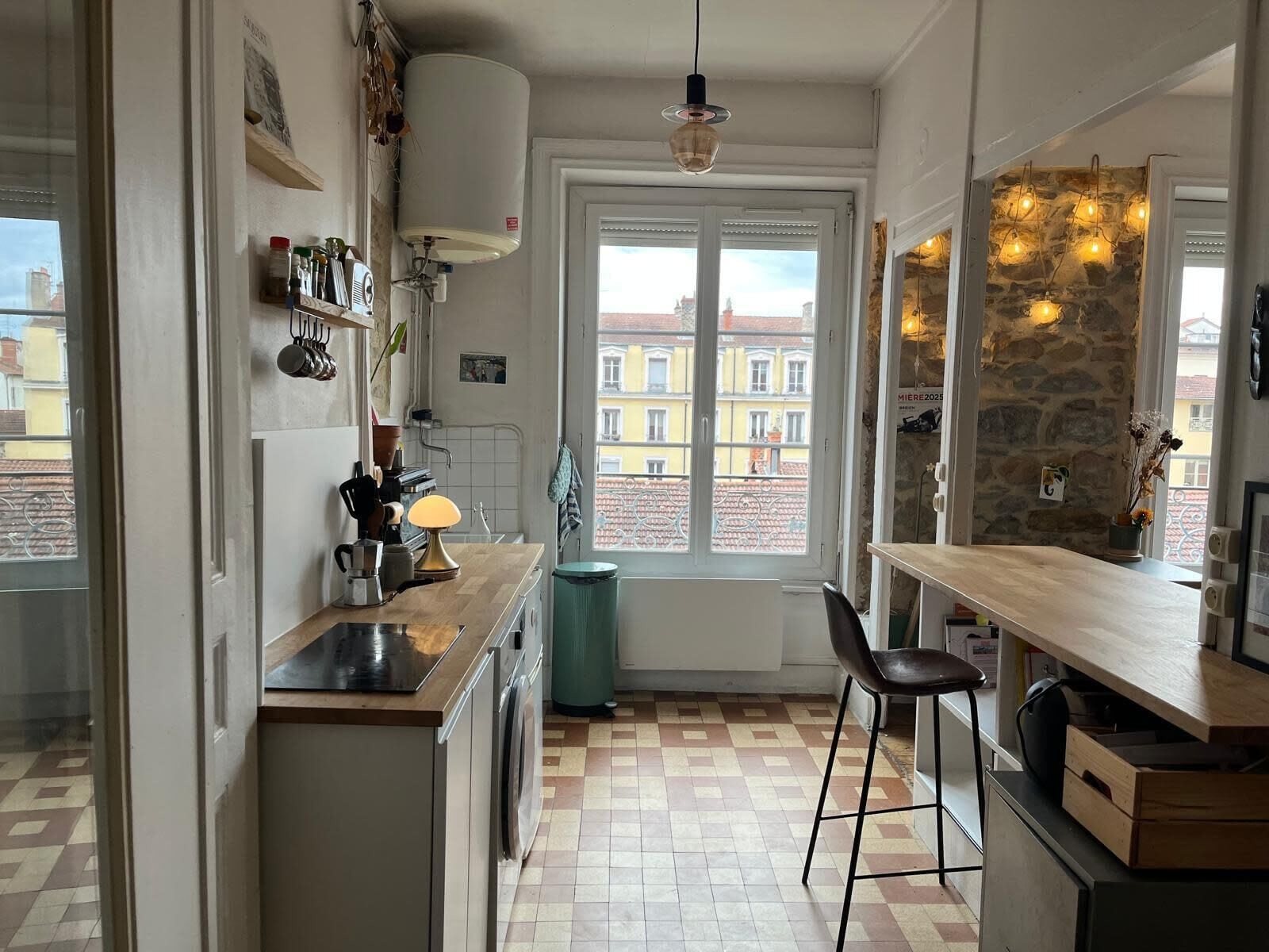 Een koelkast, een oven, een koffiezetapparaat/waterkoker