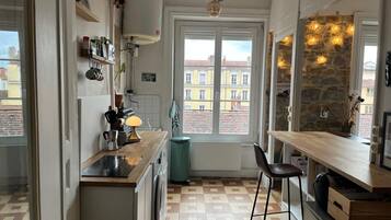 Een koelkast, een oven, een koffiezetapparaat/waterkoker