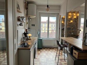 Een koelkast, een oven, een koffiezetapparaat/waterkoker