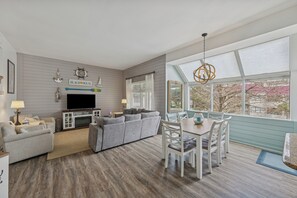 Smart TV, books - Modern Coastal Pet Friendly Getaway (Hilton Head Island)