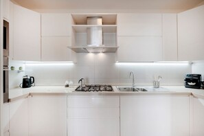 Kühlschrank, Mikrowelle, Geschirrspüler, Toaster