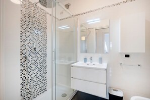 Shower, bidet, towels