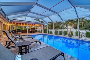 A heated pool - The Coastal Nest - Upscale Residential Home! (Siesta Key)