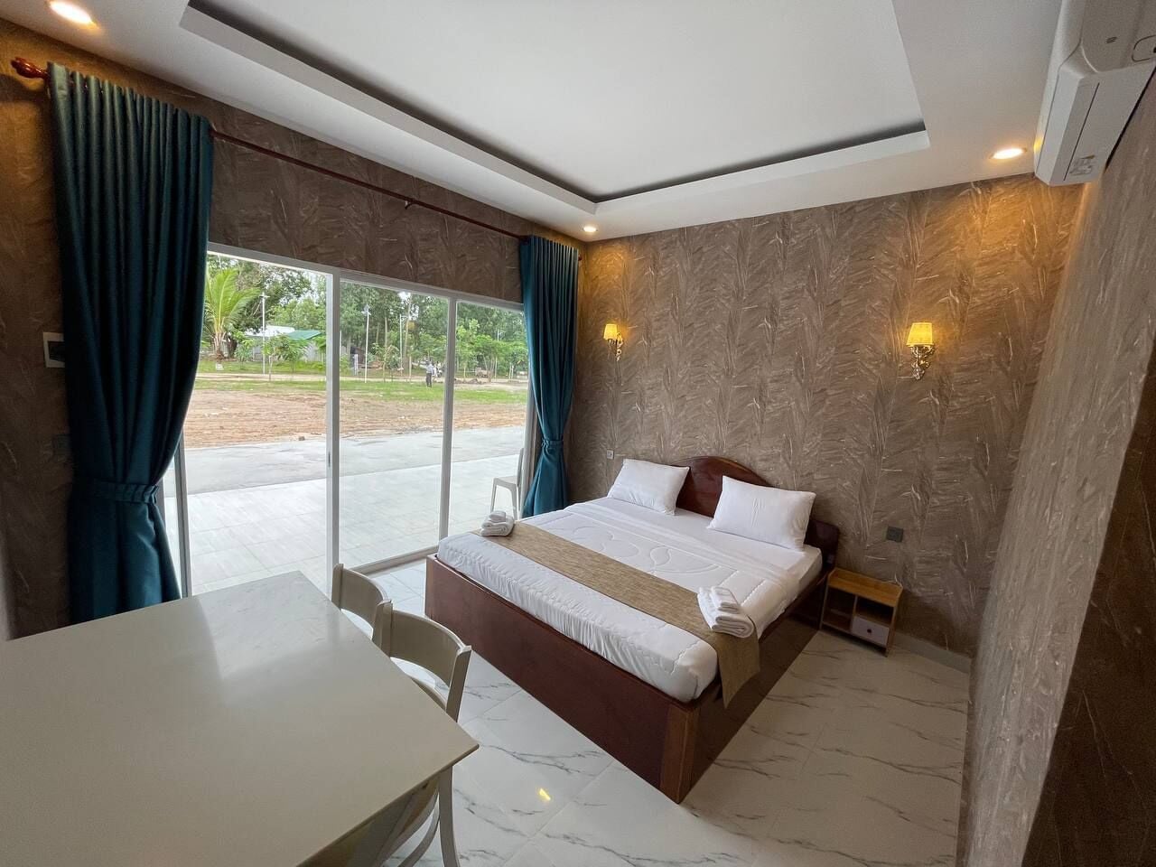 In-room safe, desk, laptop workspace, soundproofing