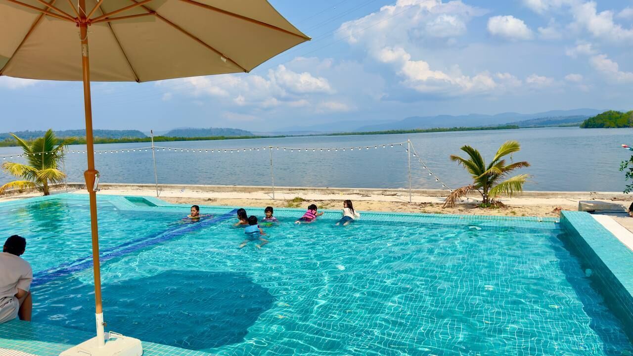 Habitació amb dos llits individuals Deluxe, balcó, vistes a la platja | Piscina | Piscina a l'aire lliure 
