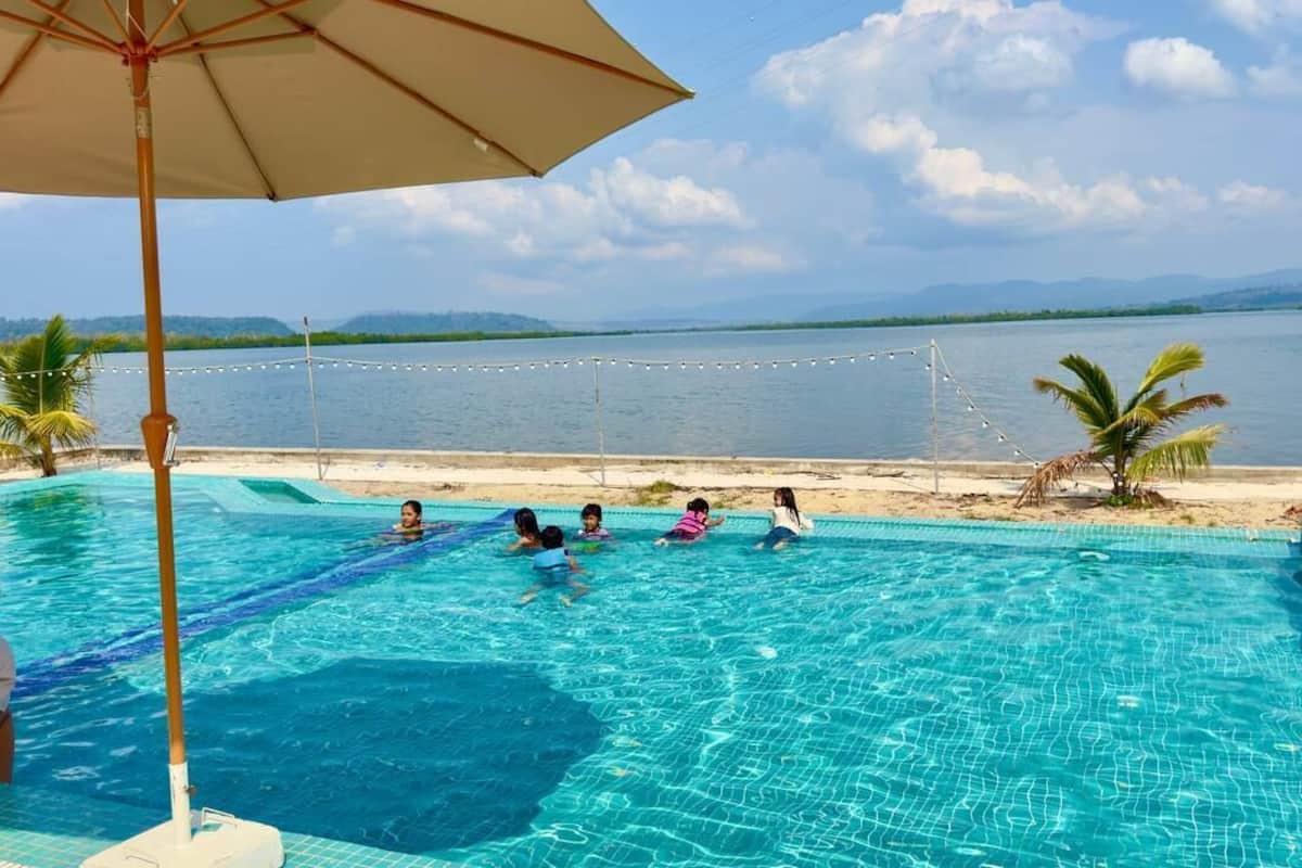 Habitació amb dos llits individuals Deluxe, balcó, vistes a la platja | Piscina | Piscina a l'aire lliure