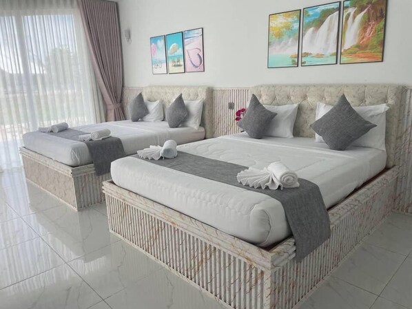Una habitación de hotel con dos camas, un ventanal con cortinas y una obra de arte en la pared.