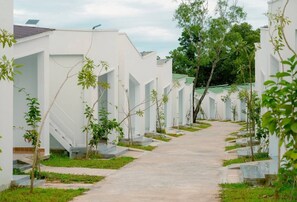 Habitació doble Deluxe, balcó, vistes a la platja | Àrea exterior de l'allotjament