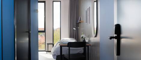 Bureau, fer et planche à repasser, lit parapluie, Wi-Fi