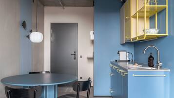 Kühlschrank, Herdplatte, Wasserkocher mit Kaffee-/Teezubehör, Toaster