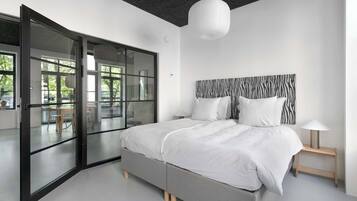 Iron/ironing board, travel cot, WiFi, bed sheets