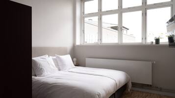 Ferros/tábuas de passar roupa, berço de viagem, Wi-Fi, roupa de cama