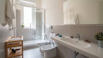 Haartrockner, Handtücher, Seife, Shampoo