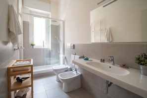 Sèche-cheveux, serviettes fournies, savon, shampoing