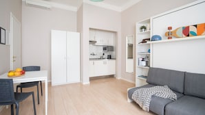 Eine moderne Wohnung mit Küche, Essbereich und Wohnzimmer.
