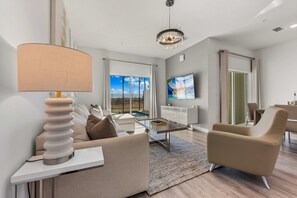 Smart TV - Stylish 6BR townhome w/ private pool•Near parks (Davenport)