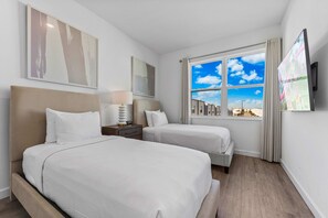 Desk, iron/ironing board, travel cot, free WiFi - Stylish 6BR townhome w/ private pool•Near parks (Davenport)