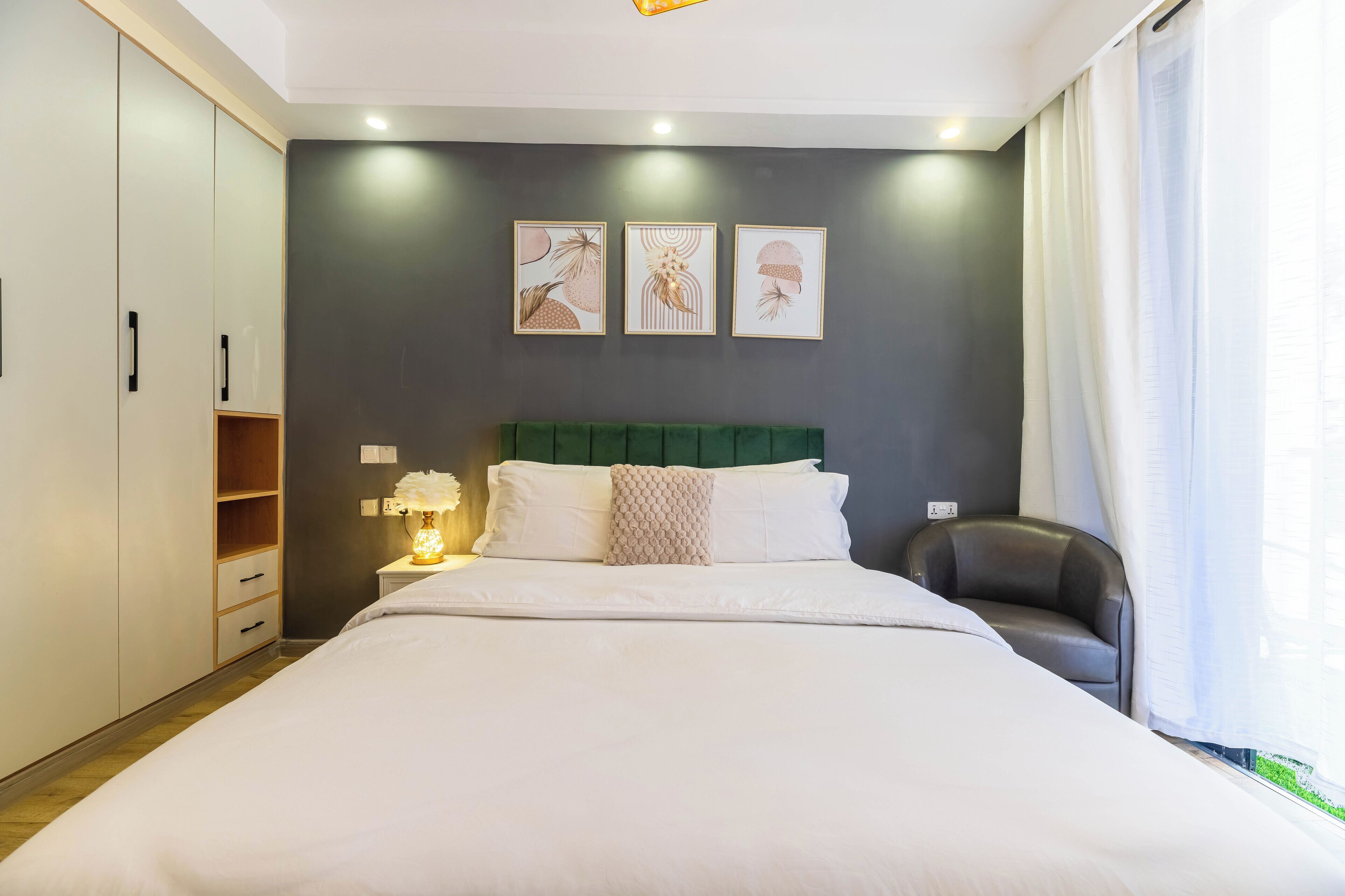 Iron/ironing board, WiFi, bed sheets