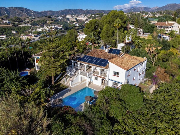 A large house with a swimming pool, surrounded by trees and a hilly landscape. - Vacation home Monet by Interhome (Nerja)