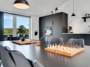 Kühlschrank, Mikrowelle, Geschirrspüler, Kochgeschirr/Geschirr/Besteck