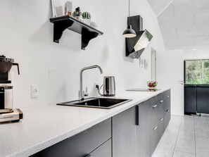 Refrigerador, microondas, lavavajillas, utensilios de cocina