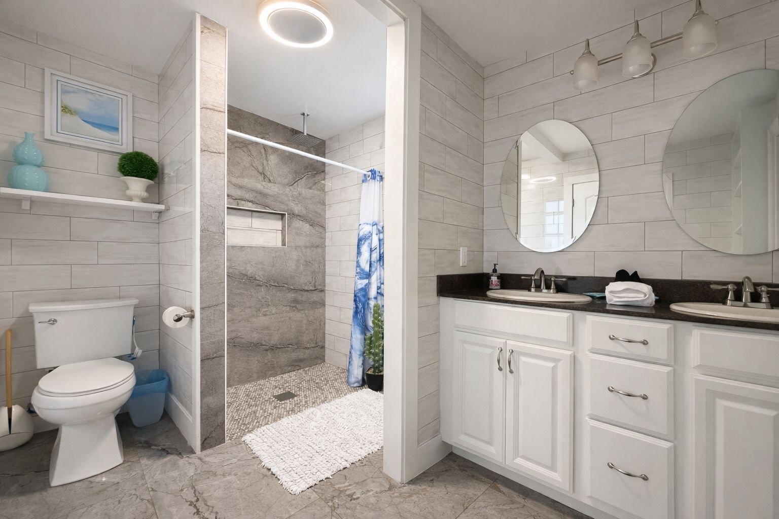 Een douche, een haardroger, handdoeken, zeep