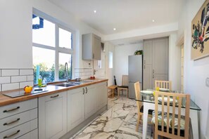 Réfrigérateur, micro-ondes, four, lave-vaisselle