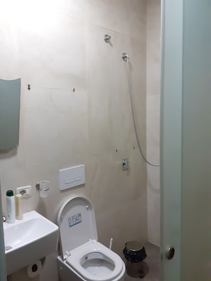 Doppelzimmer, 1 Doppelbett | Badezimmer | Dusche, Haartrockner, Handtücher, Shampoo