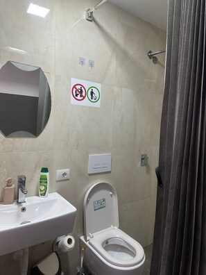 淋浴設備、吹風機、毛巾、洗髮精