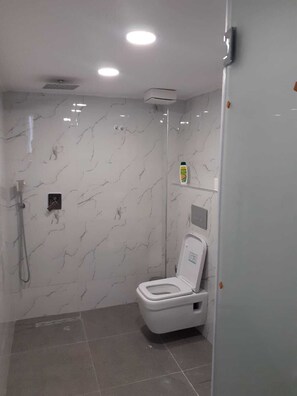 Comfort Triple Room, City View | Bathroom | Shower, hair dryer, towels, shampoo - Driti Hotel Tirana (Tirana)