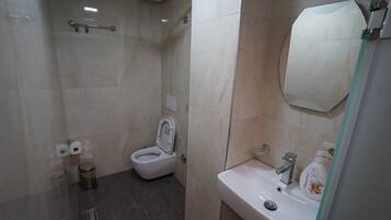 Triple Room, City View | Bathroom | Shower, hair dryer, towels, shampoo