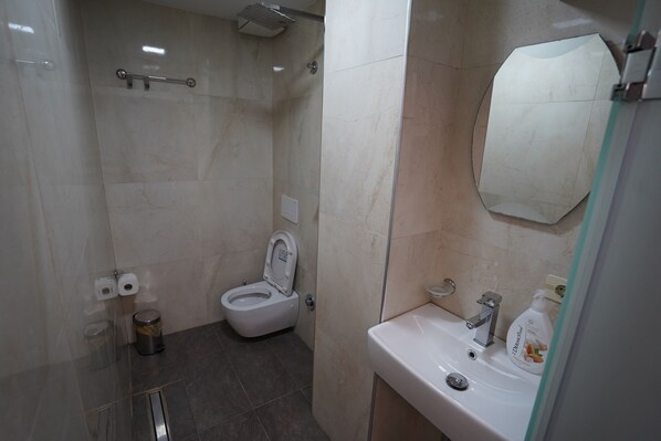 A bathroom with a toilet, sink, and shower. - Driti Hotel Tirana (Tirana)