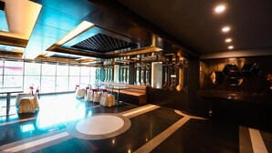 Un moderno vestíbulo de hotel con un amplio espacio de descanso, una recepción y un gran ventanal que proporciona luz natural.